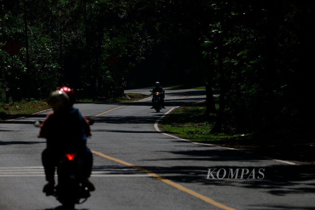 Kendaraan melintasi salah satu zona rawan kecelakaan jalur pantura yang berada di sekitar Alas Roban, Kecamatan Subah, Kabupaten Batang, Jawa Tengah, Rabu (12/4/2023). 