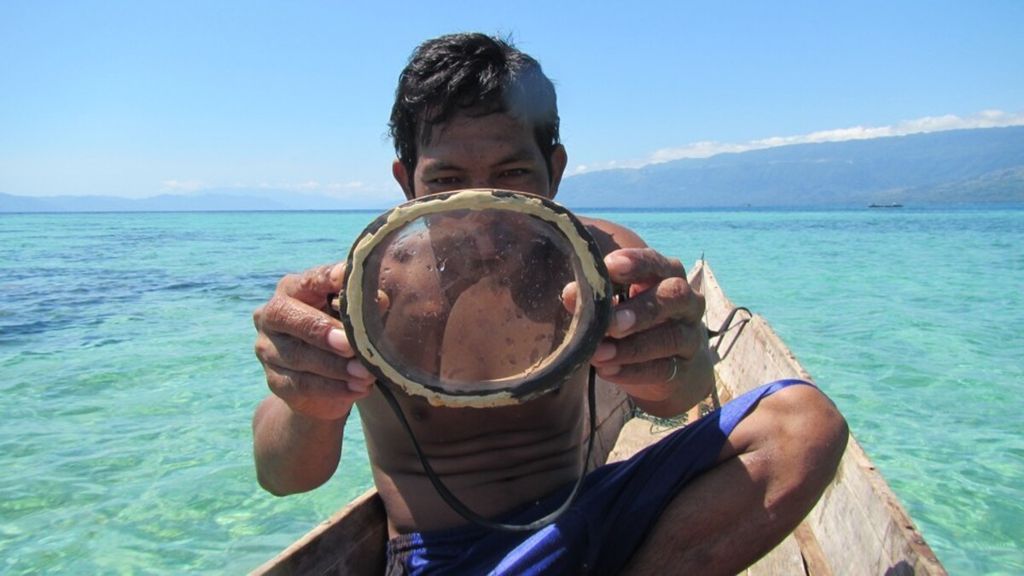 Kacamata kayu untuk menyelam suku Bajau, di Jaya Bakti, Banggai, Sulawesi Tengah.