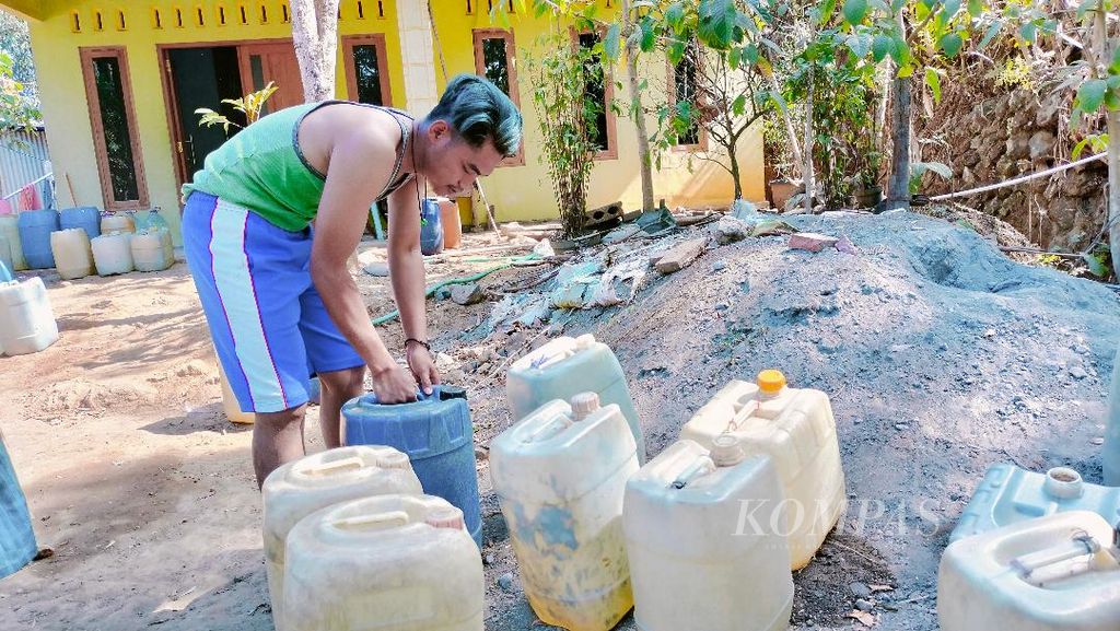 Seorang warga Dusun Butuh, Desa Candirejo, Kecamatan Borobudur, Kabupaten Magelang, Jawa Tengah, mengambil jeriken berisi air bersih dari BPBD Kabupaten Magelang, Jumat (22/9/2023). 