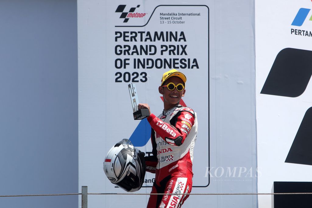 Veda Ega Pratama celebrated after winning the race in the second round of the Asia Talent Cup at the Pertamina Mandalika International Circuit, Central Lombok, West Nusa Tenggara on Sunday (15/10/2023).