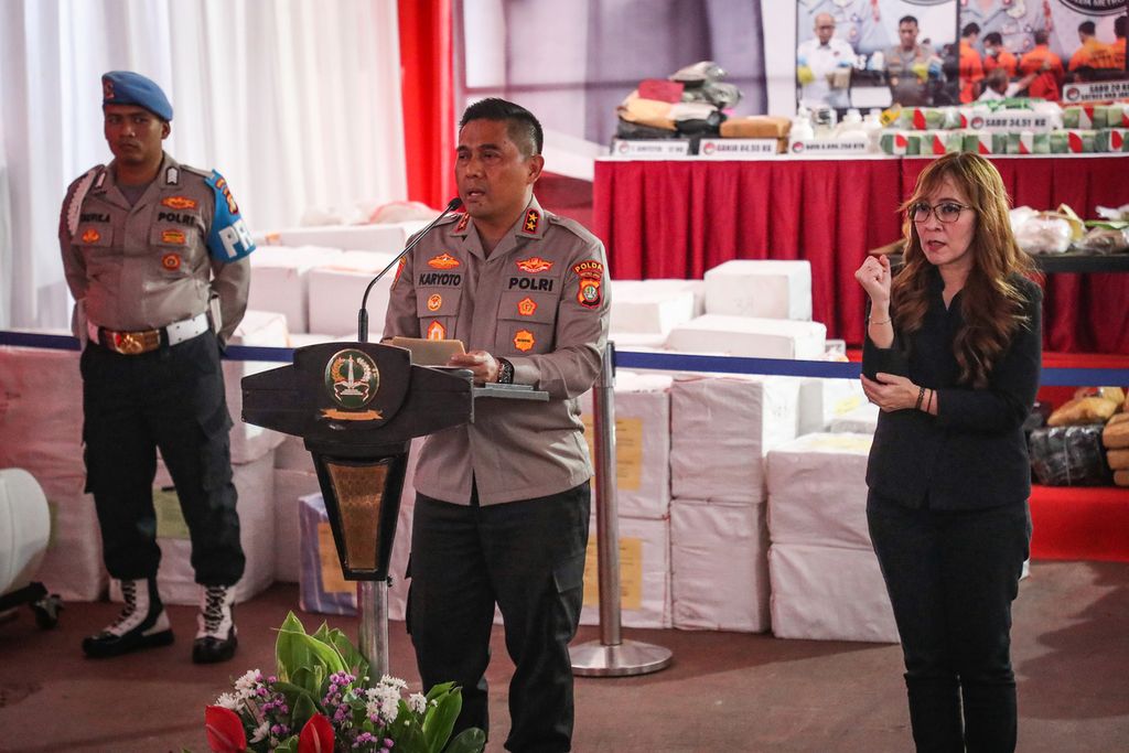 Kapolda Metro Jaya Inspektur Jenderal Karyoto (tengah) menyampaikan sambutan dalam seremoni pemusnahan barang bukti dari 23 kasus narkoba, Selasa (27/6/2023). 