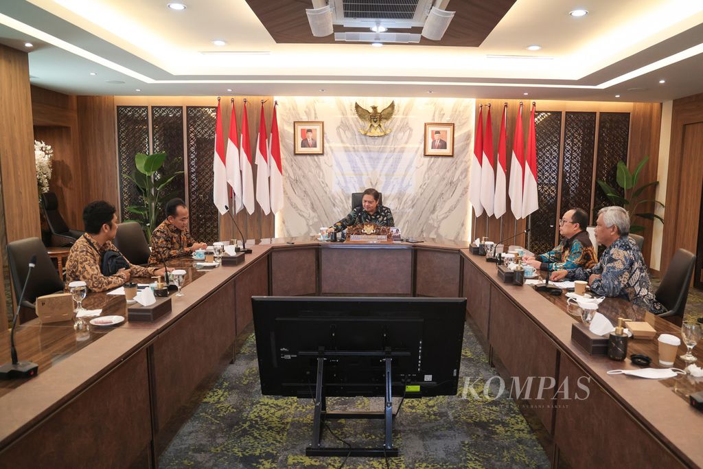  Coordinating Economic Affairs Minister Airlangga Hartarto (center) during a special interview with <i>Kompas</i> Daily at the office of the Coordinating Ministry for the Economy, Jakarta, Tuesday (8/11/2022). Interview regarding the implementation of the peak of the G20 event in Bali, which will take place next week.
