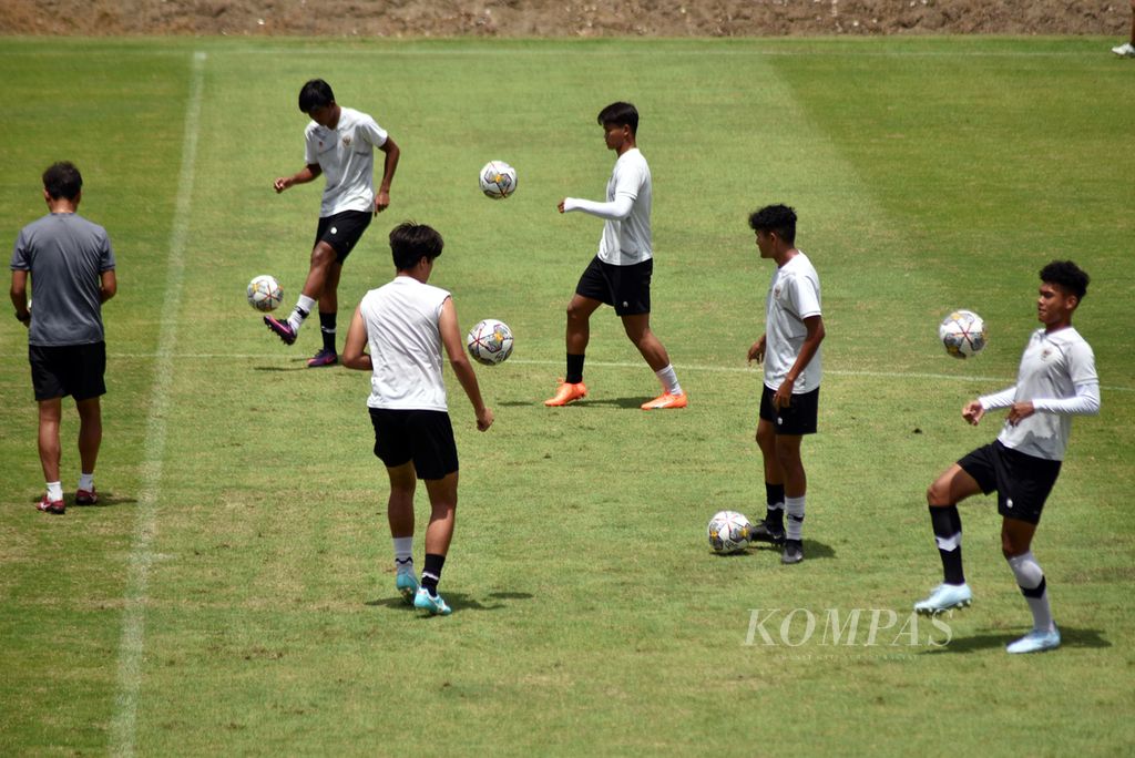 Para pemain tim sepak bola U-20 Indonesia berlatih di Lapangan A Kompleks Gelora Bung Karno, Senayan, Jakarta, Senin (20/2/2023). Mereka akan menghadapi Guatemala pada laga terakhir Turnamen Mini U-20 PSSI, Selasa (21/2/2023).