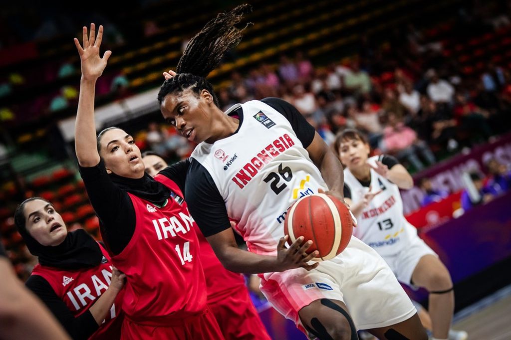 <i>Forward</i> naturalisasi tim nasional bola basket putri, Kimberley Pierre-Louis, menguasai bola dalam laga final Piala Asia FIBA 2023 Divisi B melawan Iran di Nimibutr Stadium, Bangkok, Thailand, Sabtu (19/8/2023) malam.