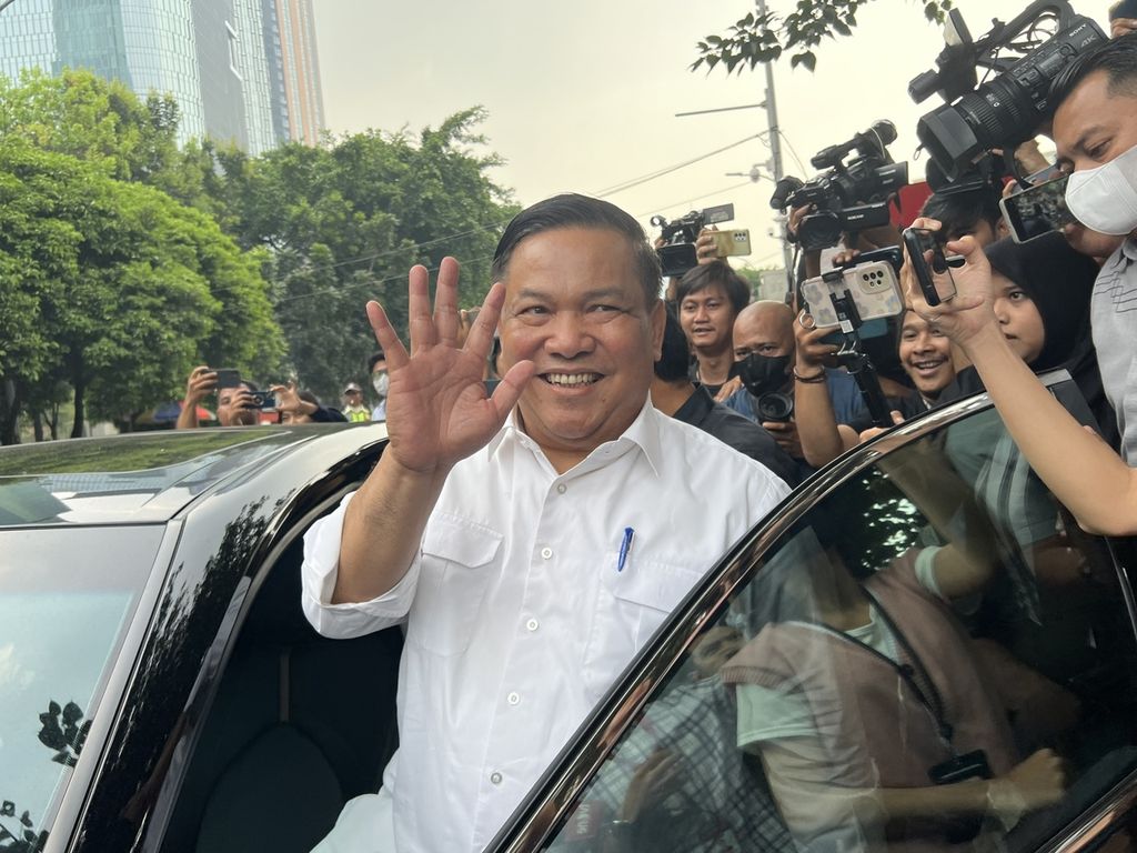 Sekretaris Daerah Provinsi Riau SF Hariyanto seusai klarifikasi harta kekayaan di gedung Merah Putih KPK, Jakarta, Senin (22/5/2023).