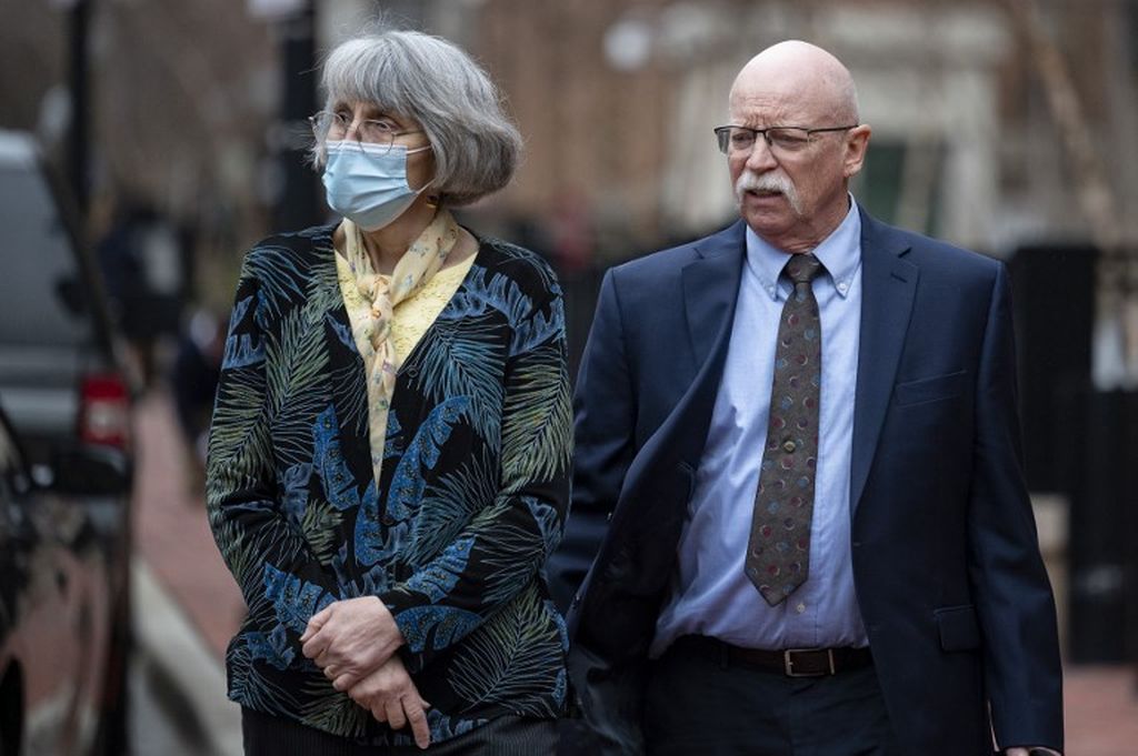 Paula dan Ed Kassig, orangtua dari Peter Kassig yang dibunuh NIIS di Suriah, saat meninggalkan gedung pengadilan Albert V. Bryan di Alexandria, Virginia, 6 April  2022. 