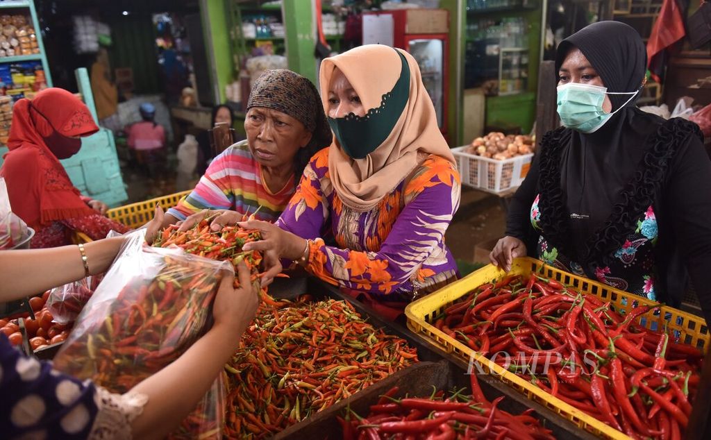 Warga membeli cabai rawit untuk keperluan hajatan di Pasar Pabean, Kota Surabaya, Jawa Timur, Senin (7/3/2022).