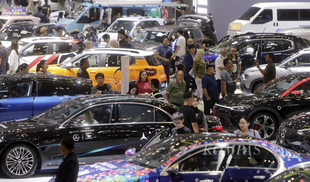 Suasana pameran otomotif Gaikindo Indonesia Internasional Auto Show (GIIAS) 2024 di Indonesia Convention Exhibition (ICE) BSD, Serpong, Kabupaten Tangerang, Banten, Kamis (25/7/2024). 