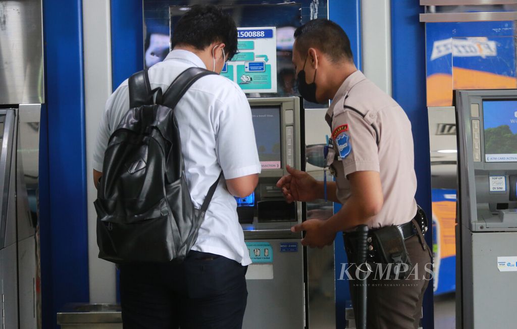 Petugas satpam Kantor Cabang Utama BCA Kalimalang, Jakarta Timur, membantu nasabah yang mengurus kebutuhan perbankan, Jumat (26/2/2022). Petugas satpam bank memiliki keahlian khusus di bidang perbankan agar dapat membantu nasabah. 