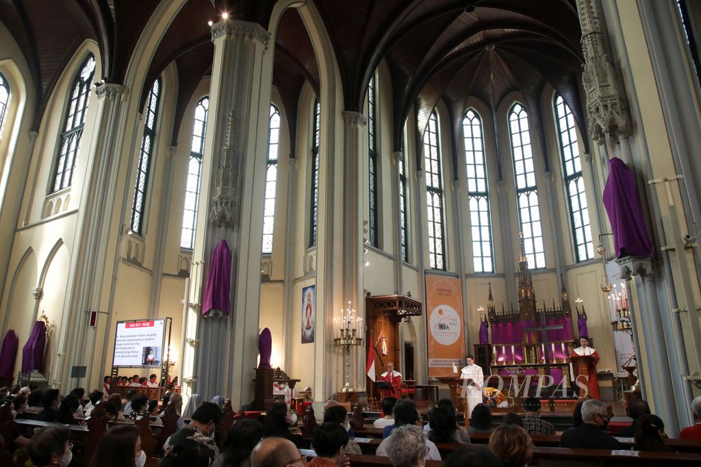 Good Friday Service at the Cathedral Church, Jakarta, Friday (7/4/2023). Good Friday is commemorating the crucifixion of Jesus Christ.