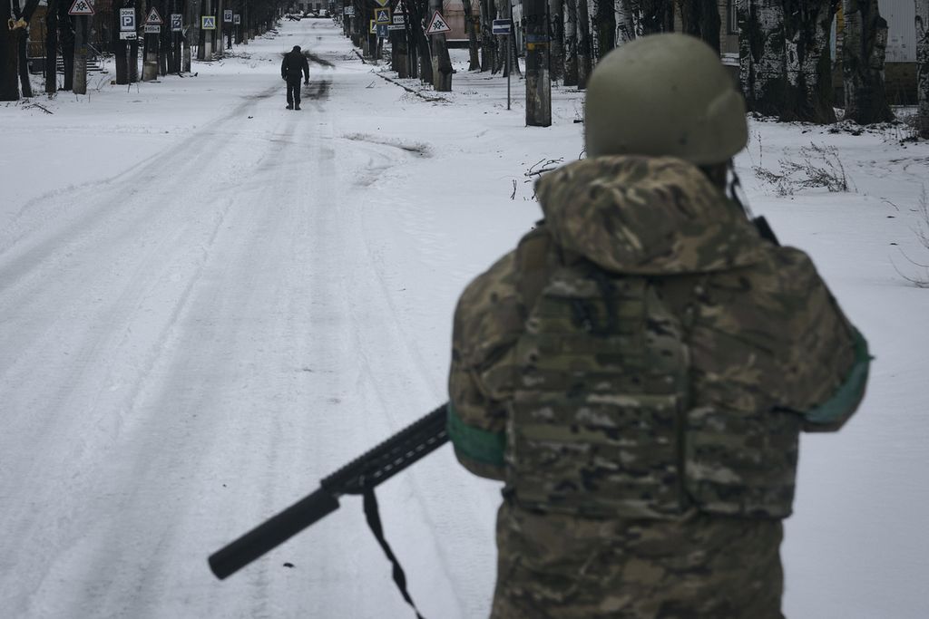 Pasukan Ukraina di Bakhmut, Selasa (14/2/2023). Rusia mencoba merebut kota itu sejak Juli 2022.