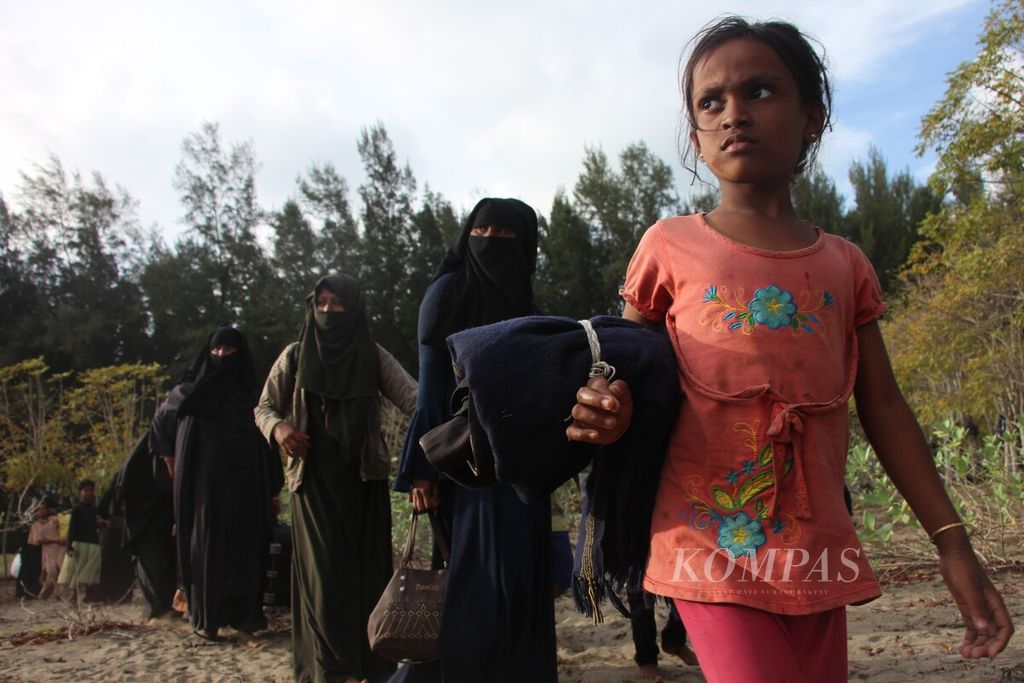 Pengungsi etnis Rohingya yang berlayar dari Bangladesh, Minggu (8/1/2023), terdampar di Pantai Kuala Gigeng, Desa Lam Nga, Kecamatan Baitussalam, Kabupaten Aceh Besar, Aceh. 