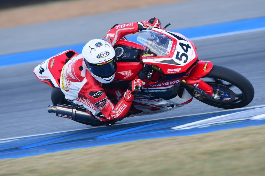 Astra Honda Racing rider, Veda Ega Pratama, rode the CBR250RR motorcycle in the first race of the Asia Road Racing Championship in the Asia Production 250 class at the Chang International Circuit in Buriram, Thailand, on Saturday (2/12/2023).