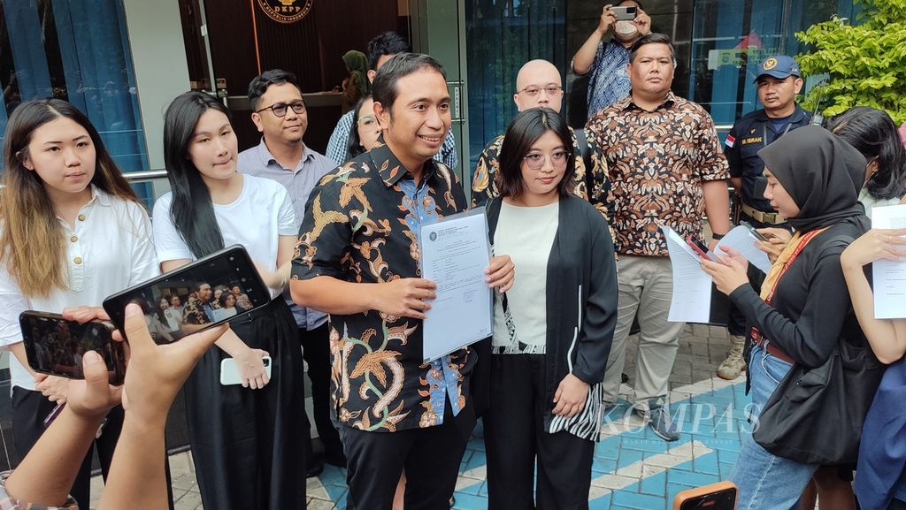 Tim LKBH FHUI melaporkan Ketua Komisi Pemilihan Umum Hasyim Asy’ari terkait dugaan pelanggaran etik ke Dewan Kehormatan Penyelenggara Pemilu (DKPP), Kamis (18/4/2024), di Jakarta. 