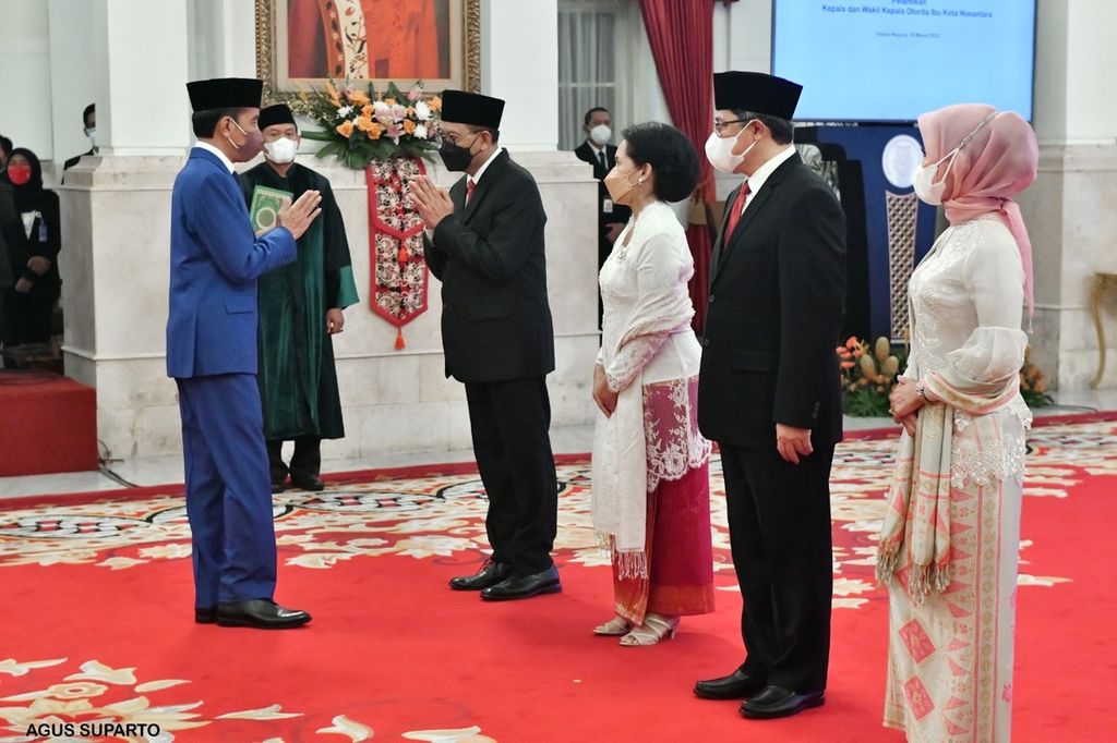 Presiden Joko Widodo memberikan ucapan selamat kepada Bambang Susantono dan Dhony Rahajoe yang baru dilantik sebagai Kepala dan Wakil Kepala Otorita IKN di Istana Negara, Jakarta, Kamis (10/3/2022).