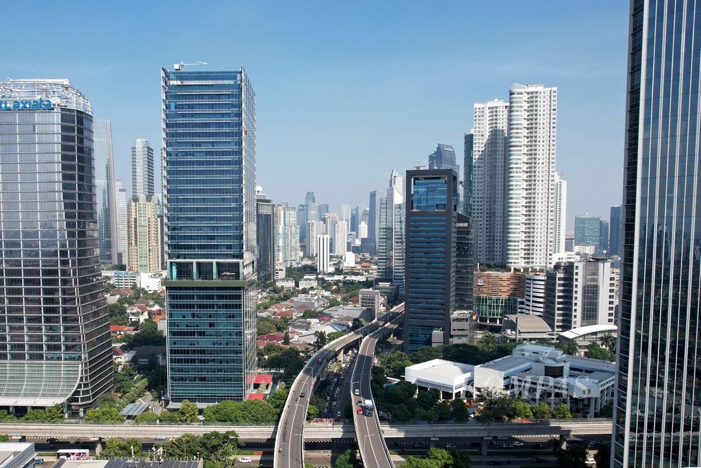 Lanskap gedung pencakar langit di kawasan pusat bisnis Kuningan, Jakarta Selatan, Jumat (5/5/2023). Berdasarkan data Badan Pusat Statistik, perekonomian Indonesia kuartal I-2023 tumbuh 5,03 persen secara tahunan atau lebih tinggi 0, 01 persen dibandingkan dengan periode yang sama pada tahun lalu. 