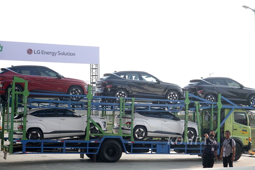 Mobil listrik dipajang dalam peresmian ekosistem kendaraan listrik Indonesia tahun 2024 di PT Hyundai LG Indonesia atau HLI Green Power, Karawang, Jawa Barat, Rabu (3/7/2024).