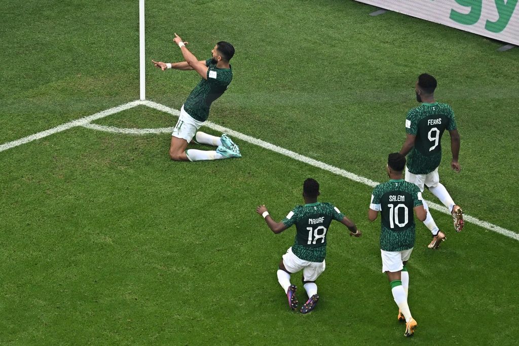 Penyerang Arab Saudi Saleh Alshehri merayakan gol pada laga perdana Grup C melawan Argentina di Piala Dunia Qatar 2022, Stadion Lusail, Selasa (22/11/2022). Arab Saudi membuat kejutan dengan menang 2-1 atas Argentina.