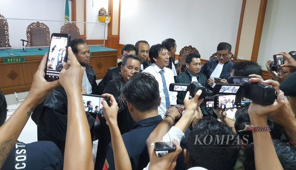 Mantan rektor Universitas Udayana, I Nyoman Gde Antara (tengah), didampingi tim penasihat hukumnya memberikan keterangan seusai sidang di Pengadilan Tindak Pidana Korupsi Denpasar, Kota Denpasar, Kamis (22/2/2024). 