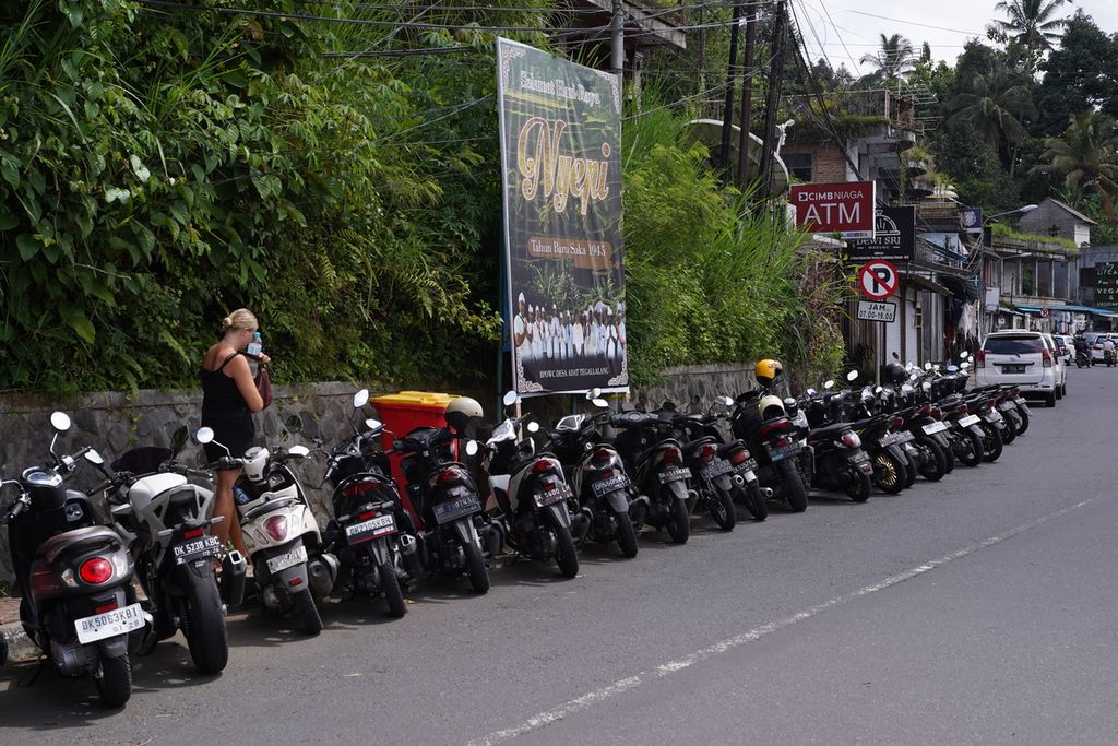 Parkir sepeda motor wisata terasering padi Tegallalang di Ubud, Bali, 16 April 2023.
