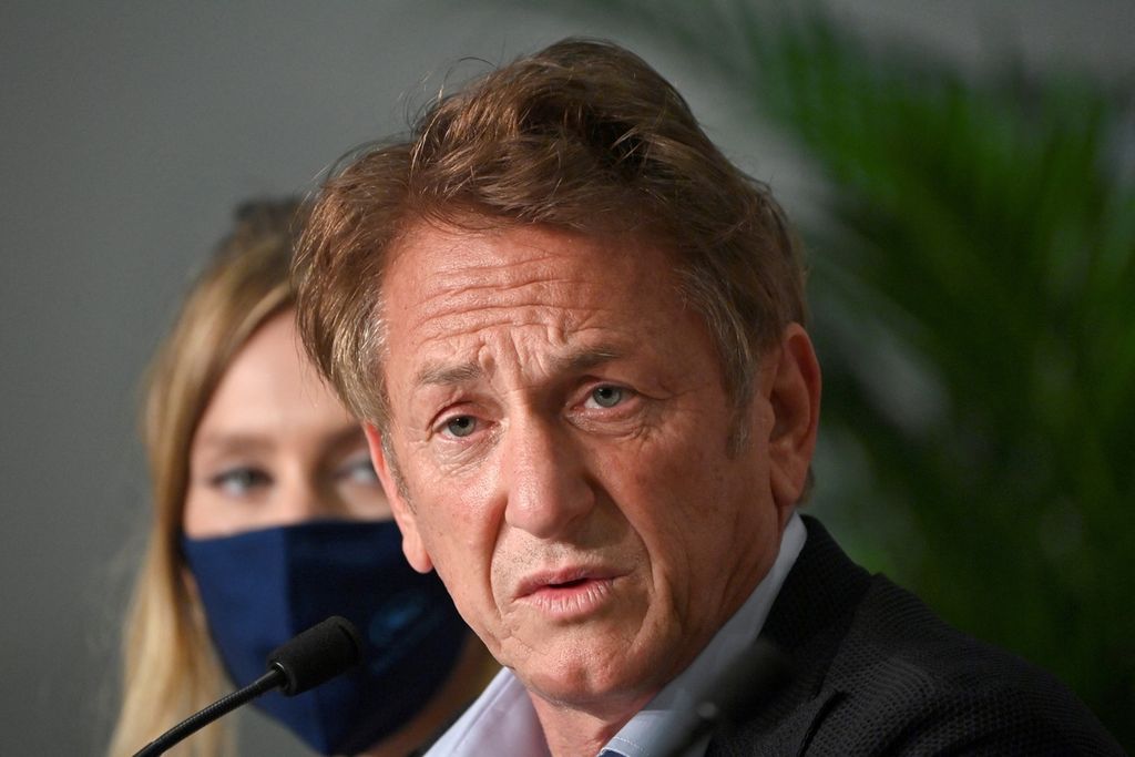 Foto diambil pada 11 Juli 2021, aktor dan sutradara Amerika Serikat, Sean Penn, berbicara pada konferensi pers film <i>Flag Day </i>di acara Festival Film Cannes ke-74, di Cannes. Penn sedang membuat dokumenter serangan Rusia, seperti dikatakan Kantor Kepresidenan Ukraina.  