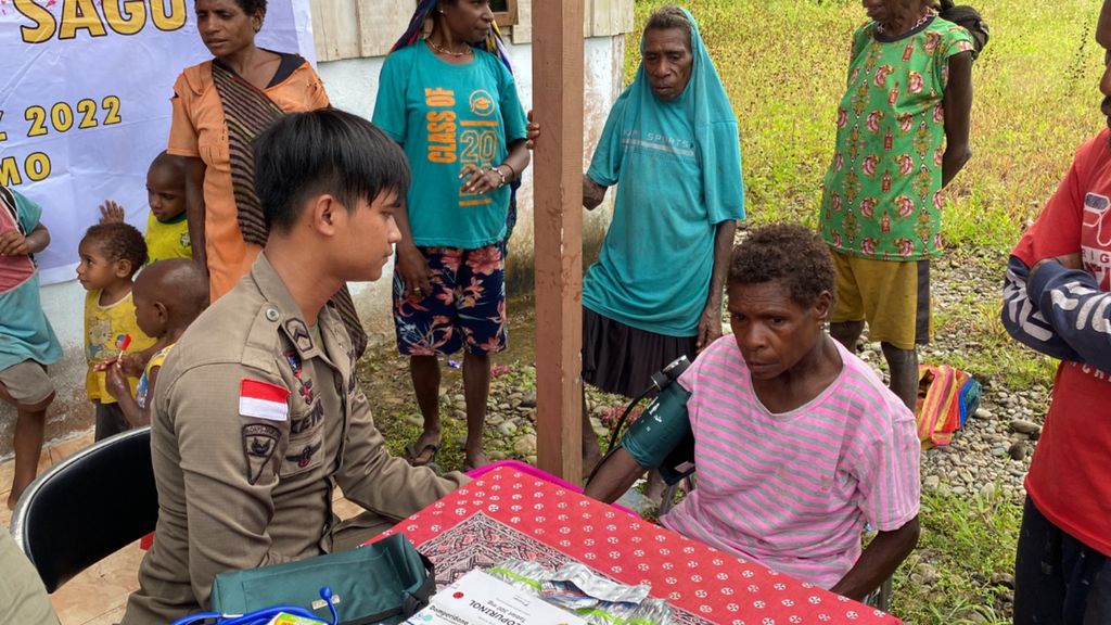 Tim medis dari Operasi Damai Cartenz Polri melaksanakan pelayanan kesehatan gratis bagi masyarakat setempat di Kampung Kokamu, Kabupaten Yahukimo, Papua, Minggu (23/10/2022).