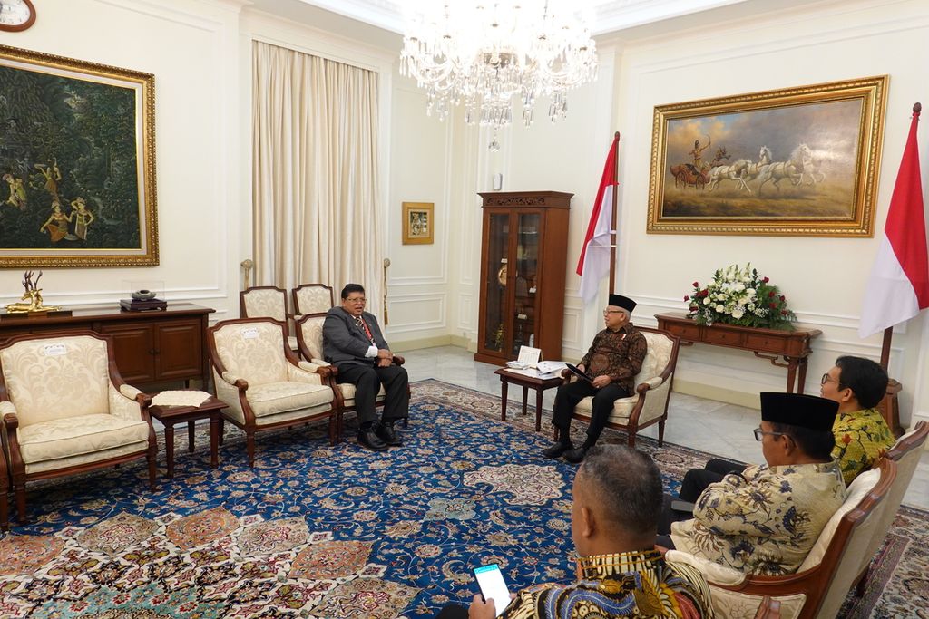 Wakil Presiden Ma’ruf Amin saat menerima kunjungan Ketua Parlemen Malaysia Tan Sri Dato’ Johari Abdul di Istana Wapres, Jalan Medan Merdeka Selatan Nomor 6, Jakarta Pusat, Selasa (8/8/2023).