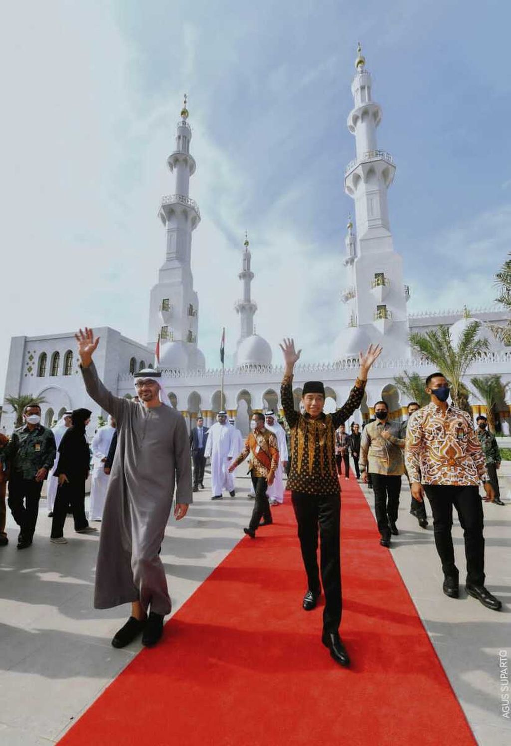Presiden Joko Widodo dan Presiden Uni Emirat Arab Mohammed bin Zayed al-Nahyan (MBZ) melambaikan tangan seusai meresmikan Masjid Raya Sheikh Zayed Surakarta, Senin (14/11/2022) pagi. Masjid Raya ini dibangun menyerupai Sheikh Zayed Grand Mosque di Abu Dhabi, UEA.