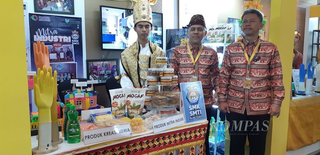 Sekolah memamerkan produk dan inovasinya pada acara pameran pendidikan dan pelatihan dalam rangka Rakornas BPSDM Industri Kemenperin di Surabaya, Jawa Timur, Rabu (26/7/2023). Menperin Agus Gumiwang Kartasasmita hadir pada acara tersebut. 