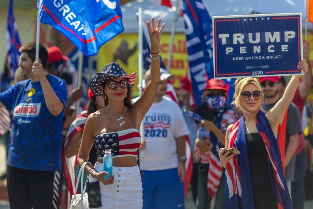 Para pendukung Presiden Amerika Serikat Donald Trump berkumpul dalam rangkaian pemilihan presiden, awal Oktober 2020. Donald Trump saat itu terkena Covid-19.