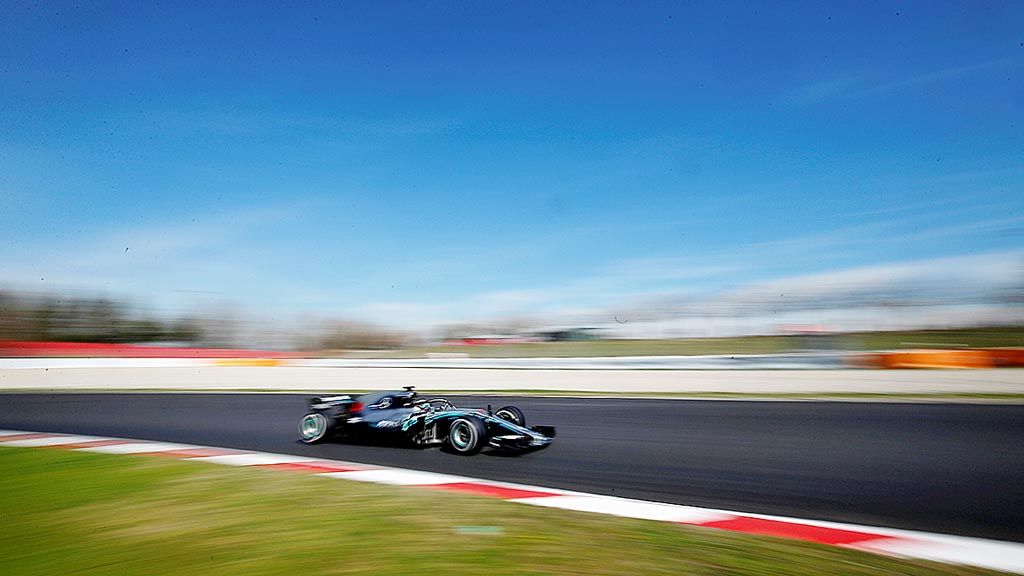 Pebalap Mercedes, Lewis Hamilton, memacu mobilnya pada uji coba pramusim Formula 1 di Montmelo, luar kota Barcelona, 9 Maret. 