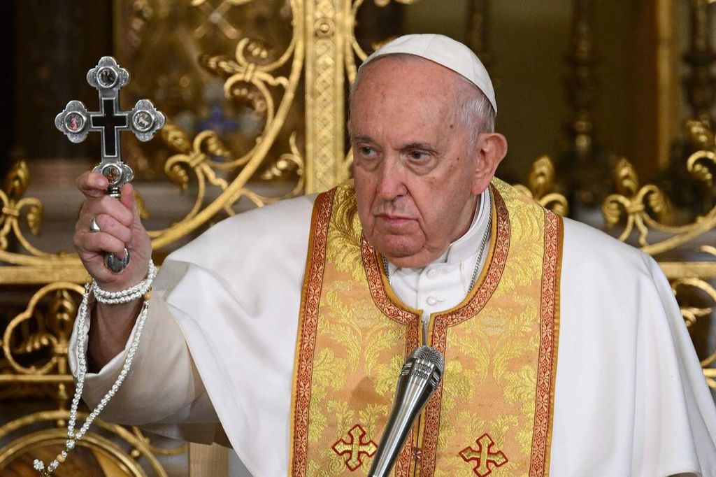 Paus Fransiskus dalam misa di Budapest, Hongaria, April 2023. Pada 2 Juli 2023, dalam wawancara dengan koran Uni Emirat Arab, pemimpin tertinggi umat Katolik itu menyatakan kemarahan atas pembakaran Al Quran di Swedia.