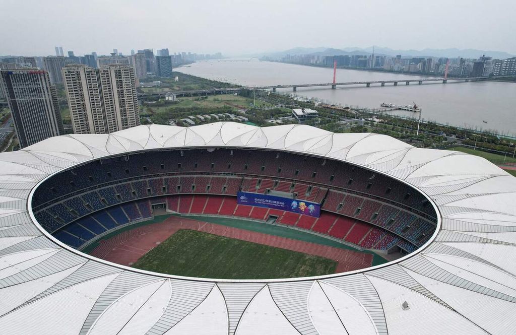 Foto udara tanggal 1 April 2022 memperlihatkan Stadion Olimpiade sebagai stadion utama di Hangzhou, sebelah timur Provinsi Zhejiang, China, yang akan digunakan untuk perhelatan Asian Games 2022. 