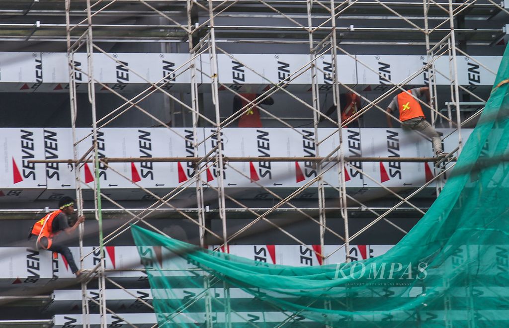 Para pekerja dengan risiko kerja tinggi bergelantungan menyelesaikan proyek konstruski sebuah gedung di kawasan Karang Tengah, Jakarta, Rabu (17/11/2021).