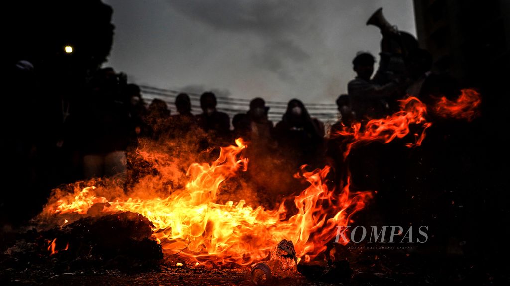 Pembakaran ban berlangsung di sela-sela demonstrasi mahasiswa di Jalan Juanda, Kota Bogor, Jawa Barat, Jumat (8/4/2022). Pengunjuk rasa menolak gagasan memperpanjang masa jabatan Presiden Joko Widodo.
