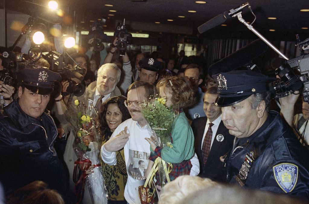 Terry Anderson (tengah) menggendong putrinya, Sulome (6), setiba di Bandar Udara Internasional John F Kennedy di New York, AS, 10 Desember 1991. 