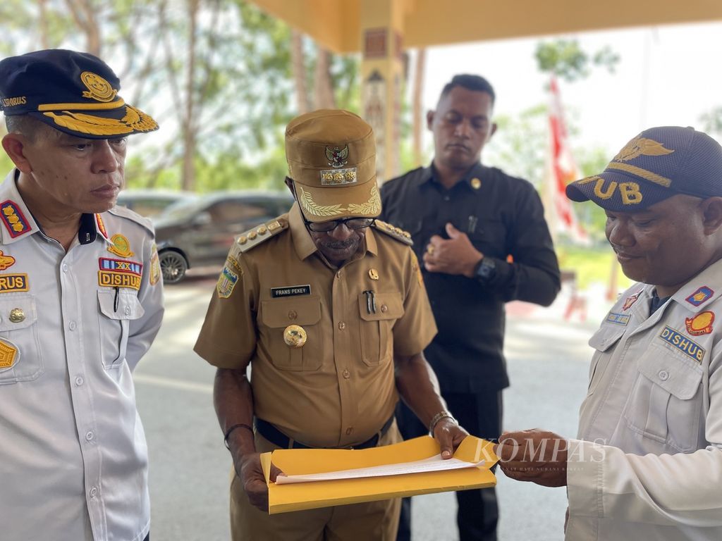Penjabat Wali Kota Jayapura Frans Pekey (coklat) memberikan arahan kepada jajarannya usai melakukan giat apel pagi di kantor Wali Kota Jayapura, Papua, Senin (11/12/2023).