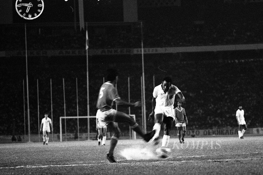 Pemain FC Santos, Pele (kanan), dihadang langkahnya oleh seorang pemain Indonesia dalam pertandingan persahabatan di Stadion Utama Senayan, Jakarta, Rabu (21/6/1972). Santos unggul 3-2 atas tim PSSI. 