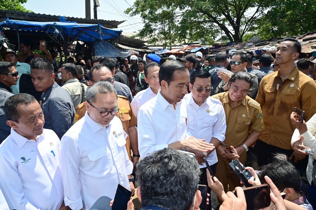 Presiden Joko Widodo saat menjawab pertanyaan awak media di Pasar Kranggot, Kota Cilegon, Provinsi Banten, Selasa (12/9/2023). 