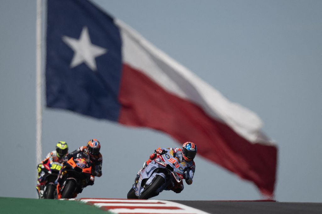 Pebalap tim Gresini Racing, Marc Marquez, memimpin rombongan pebalap saat sesi latihan bebas Grand Prix MotoGP seri Amerika di Sirkuit Amerika alias Sirkuit COTA, Austin, Texas, Sabtu (13/4/2024) dini hari WIB. 