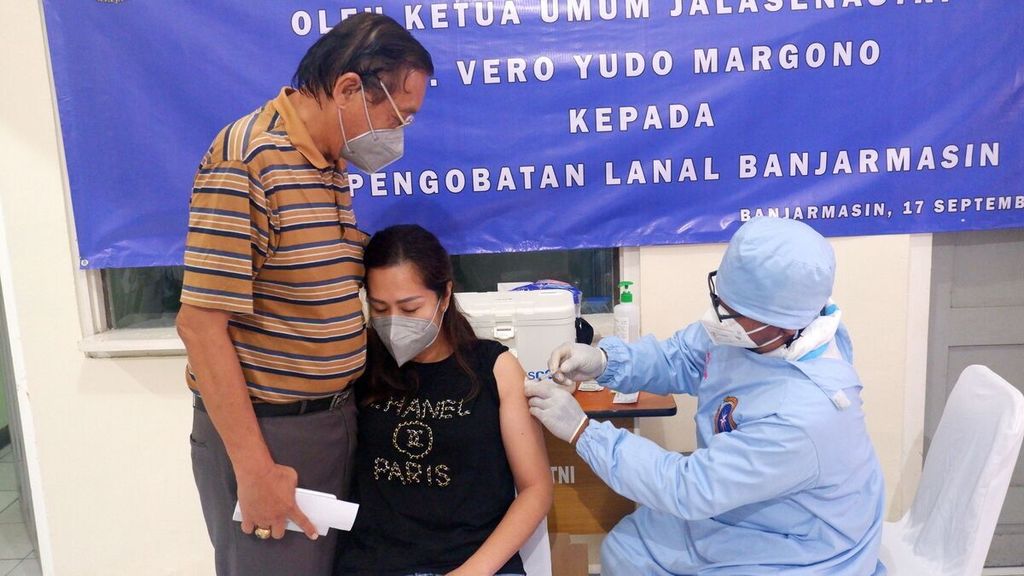 Warga menerima vaksinasi Covid-19 di Balai Pengobatan Pangkalan TNI Angkatan Laut Banjarmasin, Kalimantan Selatan, Jumat (17/9/2021). 