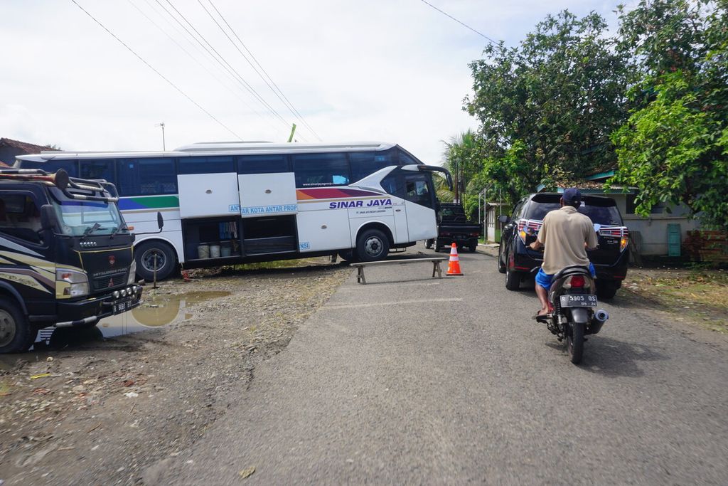 Sebuah bus terperosok di Jalan Diponegoro, Cilacap, Jawa Tengah, Senin (25/4/2022).
