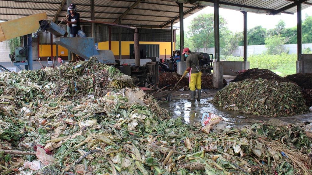 Pekerja sedang mengolah sampah rumah tangga dan pasar untuk diproses menjadi kompos di TPA Rawa Kucing, Kedaung Wetang, Kecamatan Neglasari, Kota Tangerang, Senin (18/2/2019).
