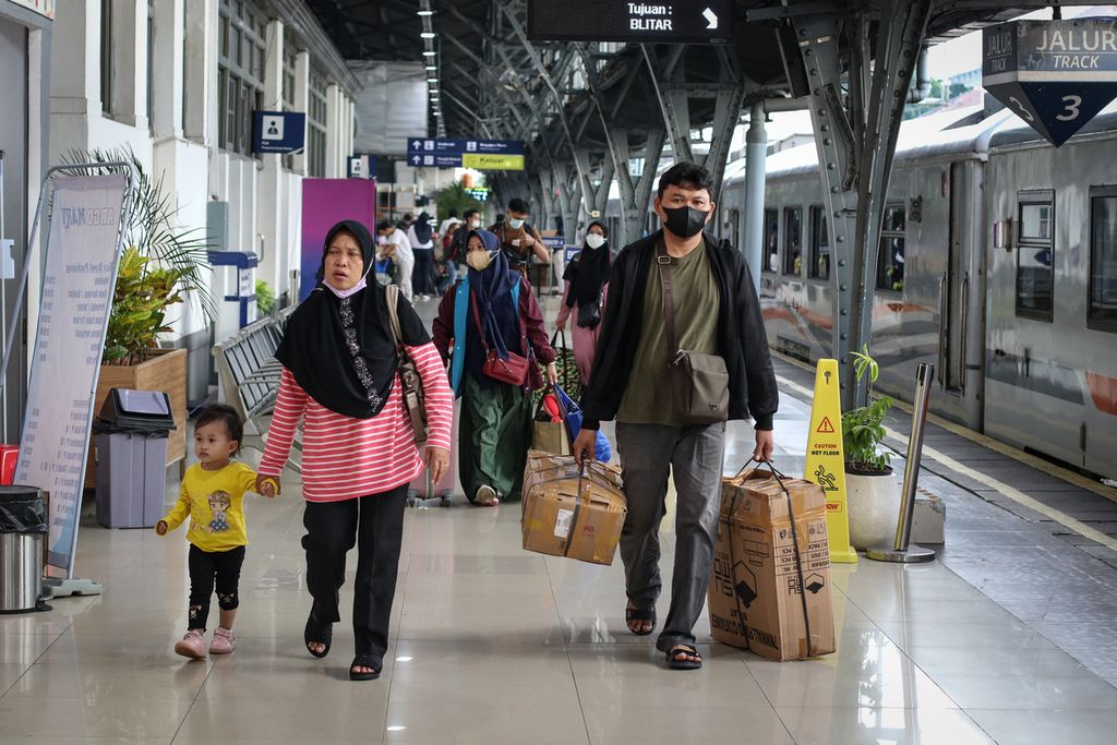 Calon penumpang berjalan menuju kereta api di Stasiun Pasar Senen, Jakarta, Sabtu (15/4/2023). 