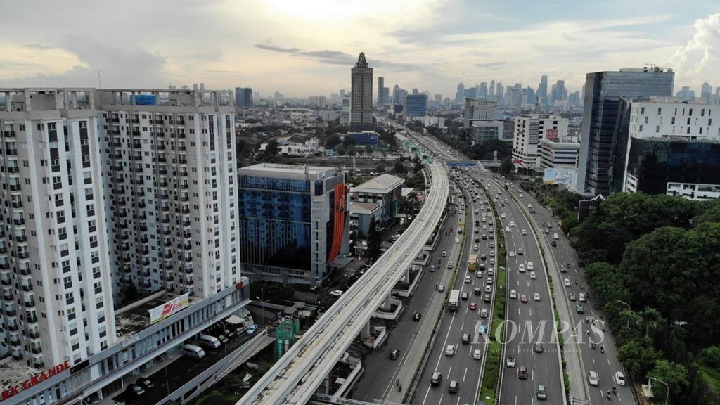 Proyek pembangunan jalur kereta ringan (LRT) fase pertama di Jalan MT Haryono, Jakarta Timur, Selasa (5/2/2019). 