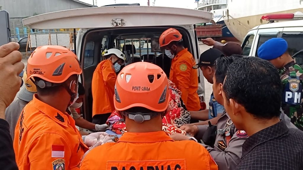 Tim SAR gabungan yang mengevakuasi korban longsor Pulau Serasan, Natuna, Kepulauan Riau, tiba di Pelabuhan Dwikora, Pontianak, Kalimantan Barat, Selasa (7/3/2023).