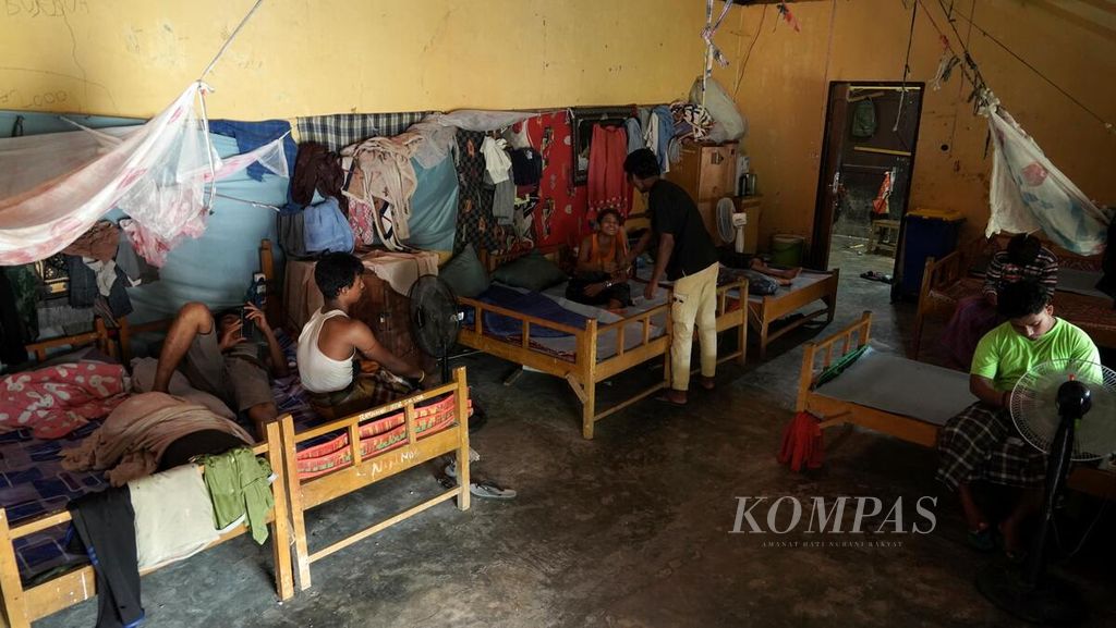Pengungsi Rohingya bersantai di barak tempat tidur mereka di tempat penampungan pengungsi Rohingya di Yayasan Mina Raya, Kecamatan Padang Tiji, Kabupaten Pidie, Aceh, Kamis (23/11/2023). 