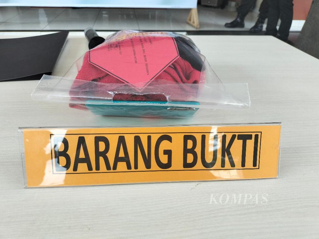 Barang bukti berupa sejumlah baju dan telepon seluler yang disita Polres Temanggung, di Temanggung, Jawa Tengah, Kamis (22/9/2022). Barang bukti ini berasal dari aksi pencabulan DY terhadap R.