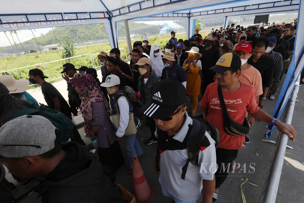 Penonton mengantre masuk ke kawasan sirkuit untuk menyaksikan rangkaian Kejuaraan Dunia Superbike (WSBK) 2022 di Sirkuit Jalan Raya Internasional Mandalika, Pujut, Lombok Tengah, NTB, Minggu (13/11/2022).