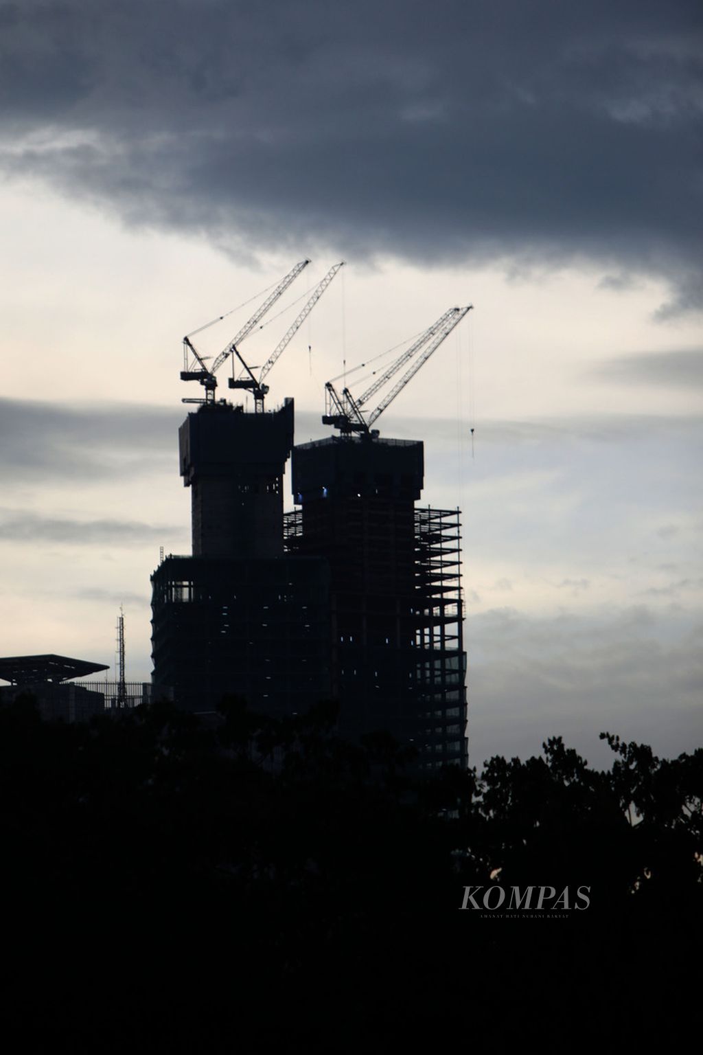 Construction of a high-rise building in Jakarta, Monday (12/12/2022). Amid the shadow of a global economic recession in 2023, the government is optimistic that the national economy will be able to grow by 5.3 percent.